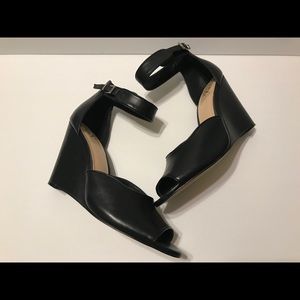 NWOT Vince Camuto - Marnie black wedge